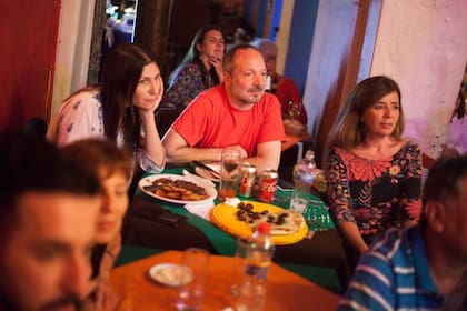 La ex legisladora Gabriela Cerruti (derecha) junto al titular de Nuevo Encuentro, Martín Sabatella (centro)