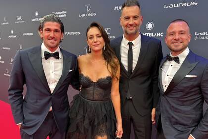 La ex Leona posó en la alfombra roja con Rodrigo De Paul, Matías Novoa (representante de deportistas) y el emprendedor Iván Sasovsky (socio de Expansion Holding).