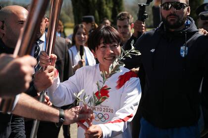 La ex maratonista japonesa Noguchi Mizuki, con la llama olímpica
