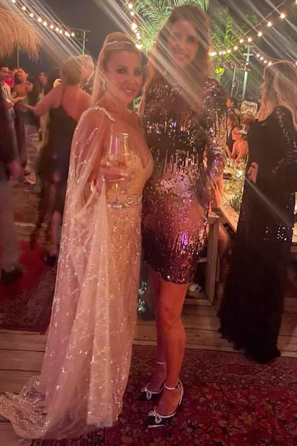 La ex modelo Alejandra Moraco, madrina de Michel, posa con Liz.