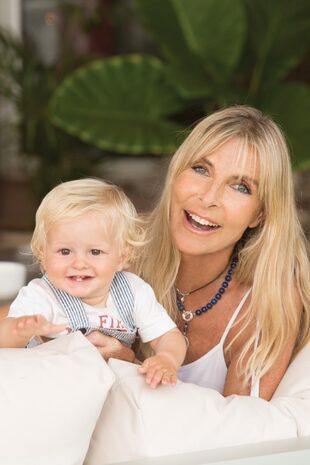 La ex modelo con su último nieto, Zoilo.