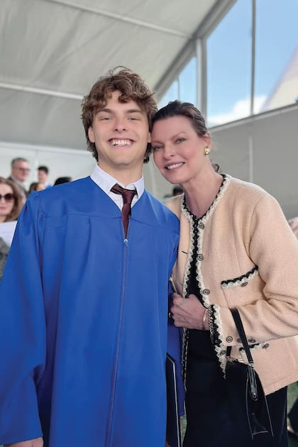 La ex modelo posa
orgullosa con su hijo.