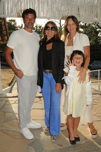 La ex modelo Teresa Calandra (de pantalón azul), rodeada por su hijo menor, el arquitecto Diego Balut (a la izquierda) y por su mujer, Dolores Manso (a la derecha). Con ellos, Kenya, una de sus tres hijas