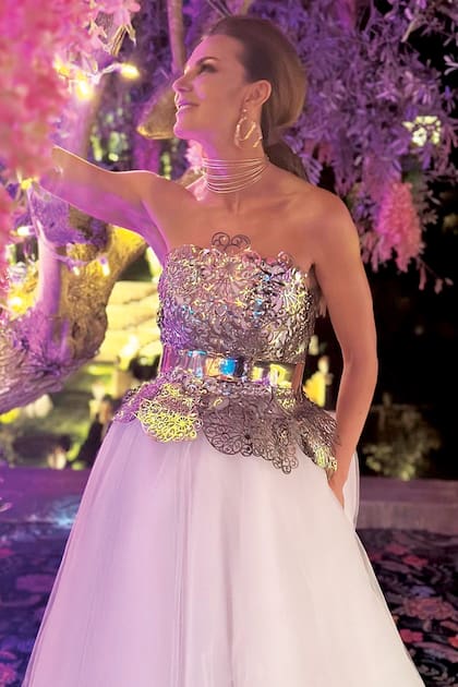 La ex modelo y diseñadora española Mar Flores lució un vestido a medida de oro y seda de Roberto Diz.