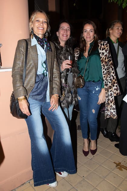 La ex modelo y empresaria de moda Sol Acuña, Romina Taborda y Anita Pérez Bustos.