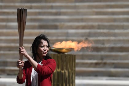 La ex nadadora japonesa Imoto Naoko, durante la entrega de la llama olímpica