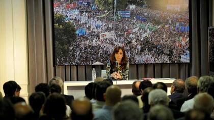 La ex presidenta, ayer, junto a intendentes bonaerenses en el nuevo Instituto Patria