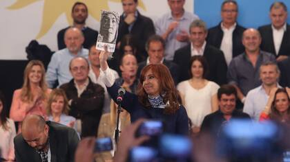 En una foto de archivo, la expresidenta Cristina Kirchner durante un acto en La Plata, con la imagen de Milagro Sala