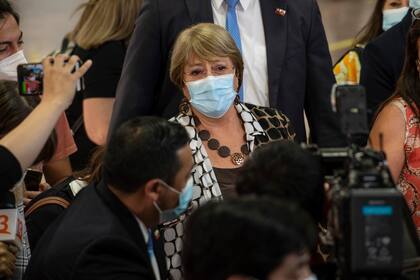 La ex Presidenta de Chile y Alta Comisionada de las Naciones Unidas para los Derechos Humanos, Michelle Bachelet, llega para emitir su voto durante las elecciones presidenciales.