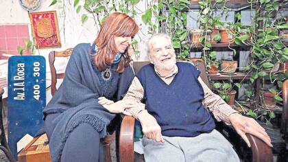 La ex presidenta visitó ayer a Osvaldo Bayer en su casa de Belgrano