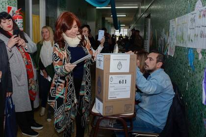 La ex presidenta y candidata a vicepresidenta por el Frente de Todos, Cristina Fernández de Kirchner votó en la escuela 19 Luis Piedrabuena en Río Gallegos