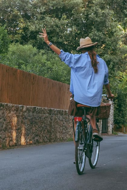 La ex Primera Dama compartió con Valentina, su hija mayor, el mismo estilo: pollera en color chocolate (en su caso, tableada) y camisa celeste. Awada, además, llevó un sombrero de paja y zapatillas Golden Goose modelo Stardan cuyo precio online ronda los 550 euros.