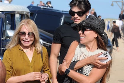 La ex primera
dama con su nieto Luca y
Zulemita al salir
del parador.