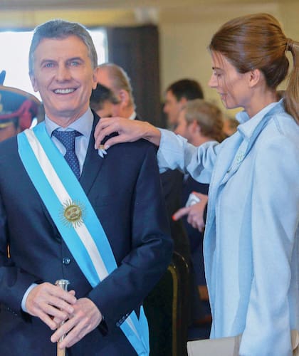 La ex primera dama le acomoda al presidente Macri la escarapela en la solapa del traje. Fue para las celebraciones del Bicentenario de la Independencia, el 9 de julio de 2016, cuando ella lució un set de vestido y tapado de Gino Bogani en tono “celeste patria”