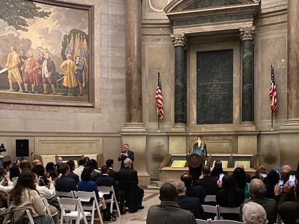 La ex primera dama Melania Trump se dirigió a 25 ciudadanos recién naturalizados en los Archivos Nacionales en Washington, el 15 de diciembre de 2023