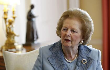 La ex primera ministra, la baronesa Margaret Thatcher, escucha durante su reunión con el actual primer ministro británico, David Cameron, en el número 10 de Downing Street en Londres el 8 de junio de 2010