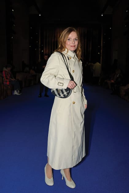 La ex Spice
Girl Geri
Halliwell
con cartera,
trench coat
y zapatos
de la
tradicional
firma,
aplaudió
los diseños
que
presentó
Daniel Lee,
el director
creativo de
Burberry,
en el museo
Tate.