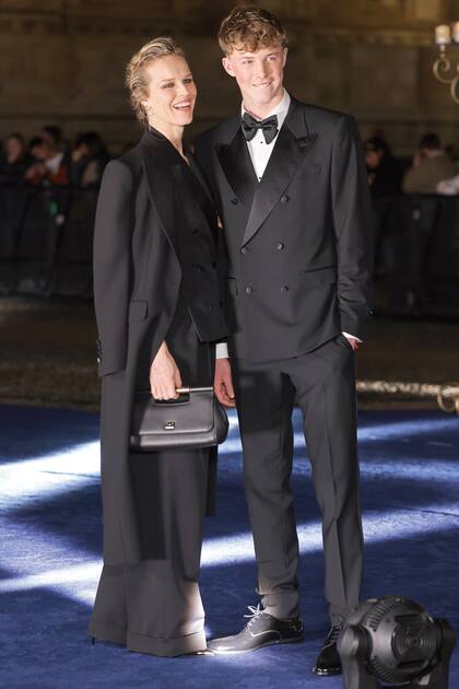 La ex supermodelo checa Eva Herzigova y su hijo George Marsiaj eligieron looks coordinados. Ella, además, le sumó un sobrio tapado.