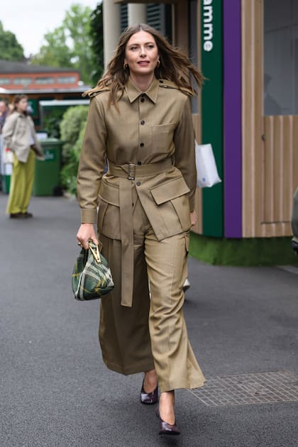 La ex tenista Maria Sharapova, con un traje de estilo militar y cartera escocesa.