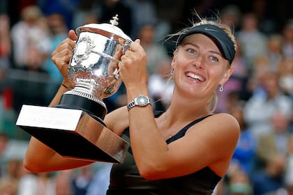 La ex tenista rusa Maria Sharapova exhibe el trofeo de campeona de Roland Garros en 2012