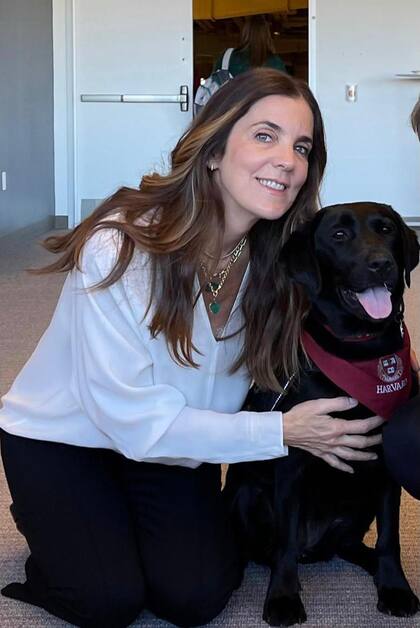 La exalumna argentina Corina Santángelo en uno de sus encuentros con Sasha en Harvard