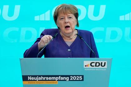 La excanciller de Alemania Angela Merkel ofrece un discurso en un acto de la CDU de Renania del Norte-Westfalia, en Duesseldorf, Alemania, el 18 de enero de 2025, antes de las elecciones federales de febrero. (AP/Martin Meissner)