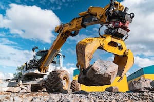 Crean una excavadora autónoma que usa escombros para levantar un muro sin ayuda