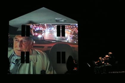 Imagen del suizo Heiner Goebbels en los alrededores del Teatro San Martín que se observaba desde la sala Martín Coronado como parte del espectáculo Eraritjaritjaka