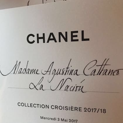 La exclusiva invitación, de puño y letra, al desfile resort de Chanel