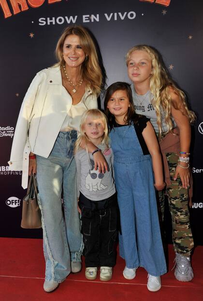 La exconductora infantil Flavia Palmiero también aprovechó para charlar con amigos y posó para las cámaras muy bien acompañada antes de que comenzara el show