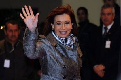 La excusa formal de la visita a Paraguay es la entrega de las pertenencias del prócer paraguayo Francisco Solano López, que estuvieron retenidas en la Argentina tras la guerra de la Triple Alianza