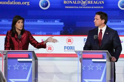 La exembajadora de Estados Unidos ante la ONU, Nikki Haley, izquierda, habla junto al gobernador de Florida, Ron DeSantis, durante un debate por la candidatura republicana a la presidencia el 27 de septiembre de 2023, en la Biblioteca Presidencial Ronald Reagan, en Simi Valley, California (AP Foto/Mark J. Terrill, archivo)