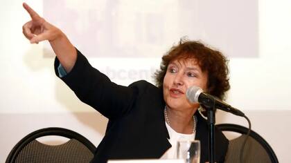 La exgobernadora del Banco de Israel, Karnit Flug, dice que el gobierno podría aumentar los impuestos para reducir el déficit público