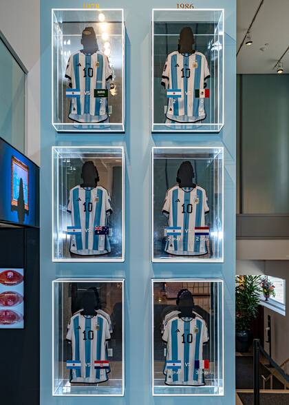La exhibición de las seis camisetas mundialistas de Messi, en exhibición en la sede de Sotheby's, en Nueva York
