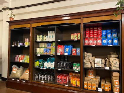 La exhibición permanente es un testimonio visual de la evolución del mate, desde sus orígenes hasta la actualidad, abarcando objetos de diferentes materiales, épocas y geografías