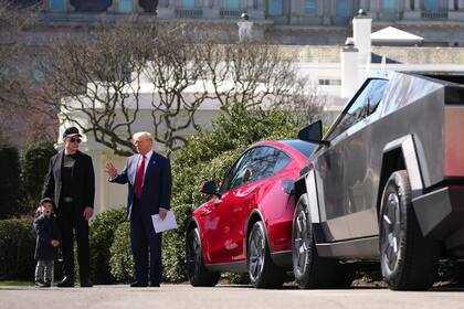 La exhibición que organizó Donald Trump para que Tesla logre un repunte en sus ventas