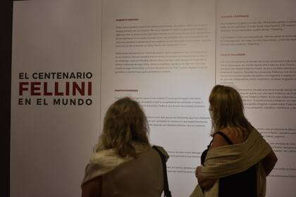 La exhibición se despliega en las salas de exposiciones temporarias y el piso principal del imponente Palacio Errazuriz Alvear, sede del Museo Nacional de Arte Decorativo 