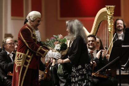 La eximia pianista recibe el homenaje del Colón en escena al término del concierto