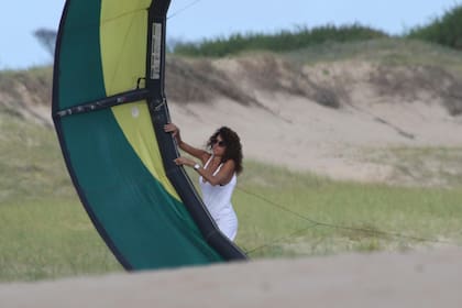 La exmodelo y actriz, de 51 años, es una amante de los deportes acuáticos; aquí bajando una vela de kitesurf, un deporte que es sensación en los veranos uruguayos desde hace algunos años
