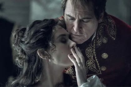 La exnovia de Callum Turner, la actriz Vanessa Kirby en una escena del film Napoleón junto a Joaquin Phoenix
