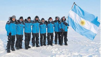 La expedición argentina en el punto más boreal del planeta, los 90° 00’ de latitud norte, donde convergen los meridianos y todos los caminos conducen al Sur
