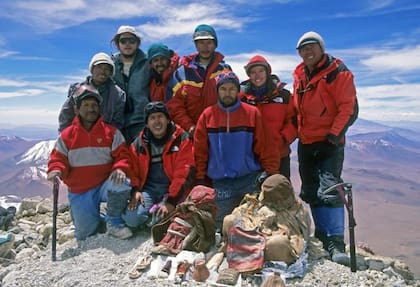 La expedición de 1999 junto a El Niño y La Doncella en el volcán Llullaillaco. Johan Reinhard es el que está a la derecha de Constanza. 