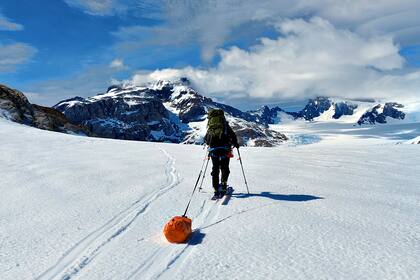 La expedición implicó caminar 180 km durante seis días sobre el glaciar acarreando equipamiento científico