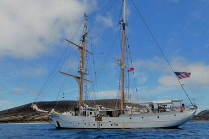 La expedición visitó la isla a bordo de una embarcación de la Asociación de Estudios Marinos, Sea Education Association, un programa de exploración oceánica para estudiantes universitarios