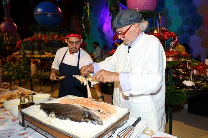 La "experiencia culinaria" fue diseñada por los chefs insignia de Faena: Francis Mallmann, Paul Qui (que se inspira gastronómicamente en sus raíces filipinas junto con estilos de cocina japonesa, española y francesa) y el pastelero parisino Frederic Monnet.
