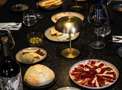 La experiencia de Joaquín Vasco Wine Spot combina vinos de alta gama y tapas de inspiración española