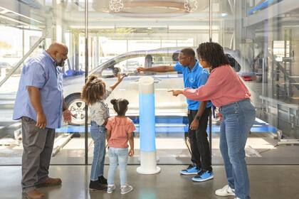 La experiencia de recoger el auto recién comprado se vuelve emocionante con la activación de la máquina expendedora