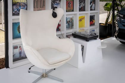 La experiencia se completa en el Vinyl bar del stand de Renault, para escuchar la mejor música.