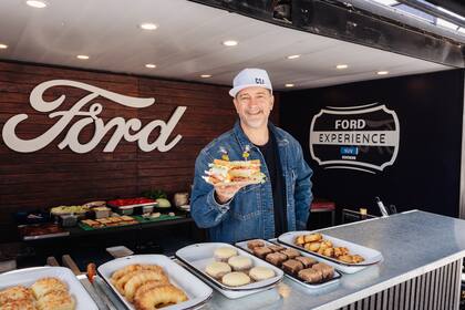 La experiencia solo está completa con el "Club Sándwich Ford", original by Café San Juan, servido en este caso por el chef propietario Lele Cristóbal.