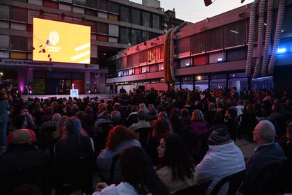 La explanada del Centro Cultural Fontanarrosa, colmada de público e invitados, en la inauguración de la Feria del Libro de Rosario